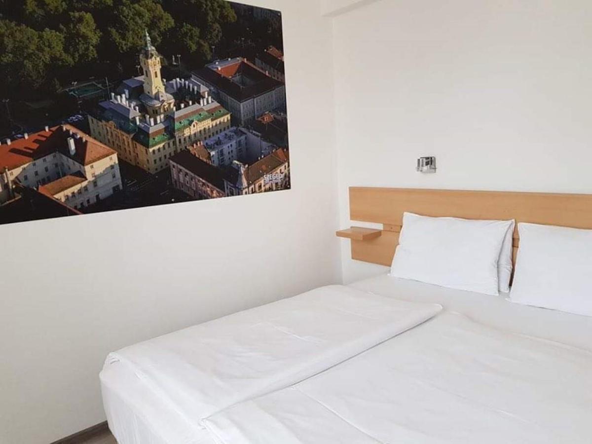 セゲド Matyas Panzio Bed & Breakfast エクステリア 写真